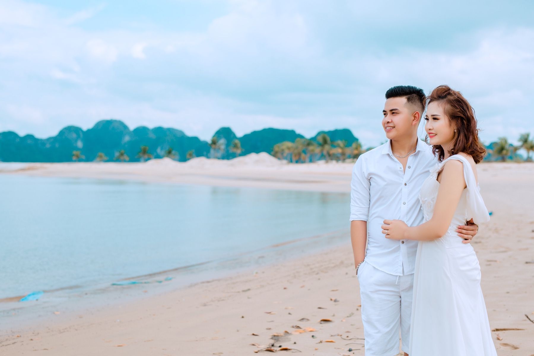 Pareja disfrutando de un viaje en una playa tropical